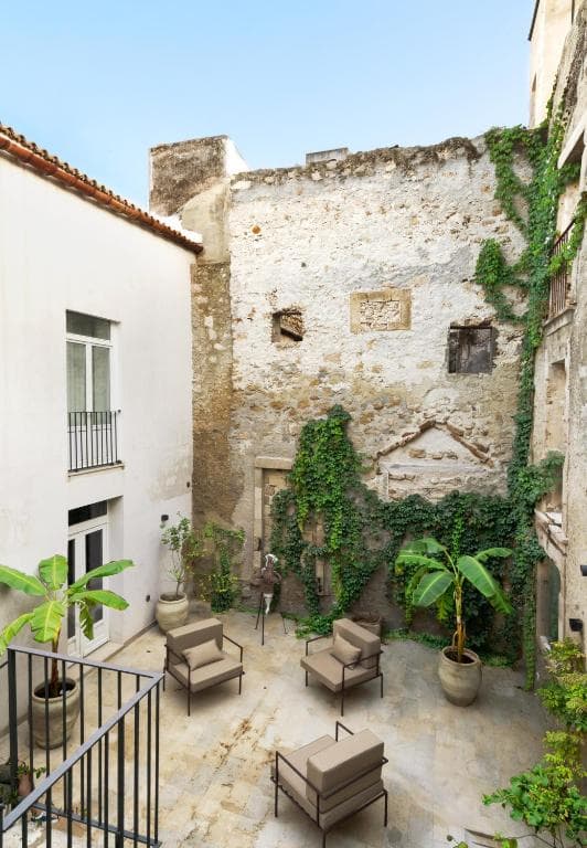 Isabella di Castiglia Apartments